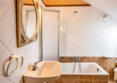 Baños en el albergue La casa de Gándara
