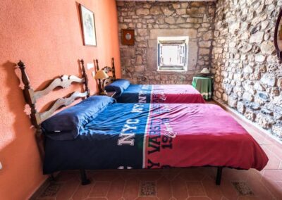 Habitación sencilla en el albergue La casa de Gándara