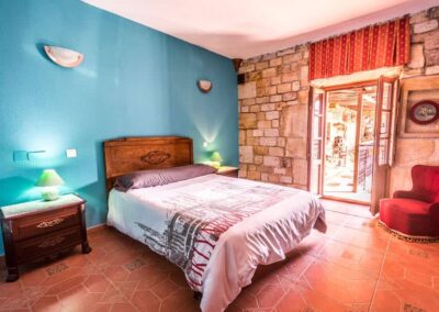 Habitación matrimonial en el albergue La casa de Gándara